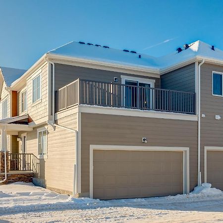 New Home With Ac, Patio And Netflix YYC Exterior foto