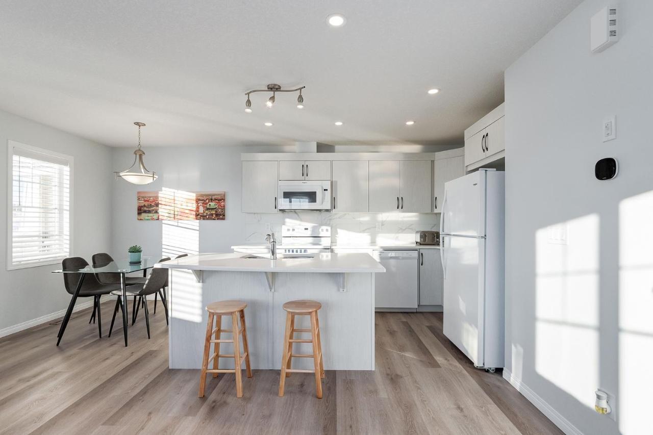New Home With Ac, Patio And Netflix YYC Exterior foto